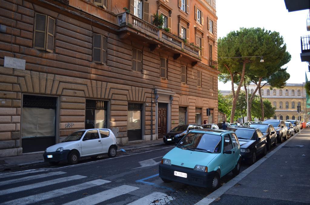 Domus Chiara Al Colosseo Rom Exterior foto